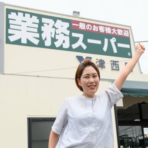 業務スーパーの店舗の前にいる、業務田スー子さん