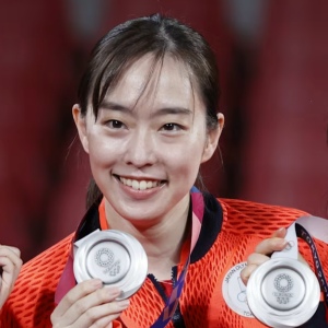 石川佳純さんが東京オリンピックで、卓球の団体戦で銀メダルを獲った時の画像