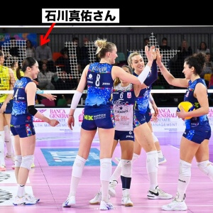 石川真佑さんの身長が、チーム内で低いことがわかる画像1