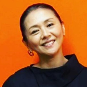 小泉今日子がアップの髪型にした画像