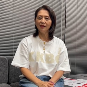 小泉今日子がダボっとしたTシャツを着ている画像1