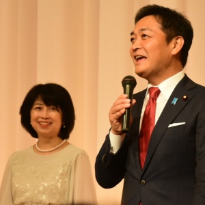 玉木雄一郎と妻の恵理さんの画像