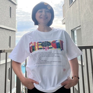 小泉今日子がダボっとしたTシャツを着ている画像2