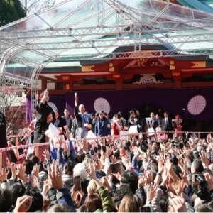 日枝神社で芸能人が豆まきをしている画像