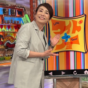 フジテレビのワイドナショーの看板を写っている安藤優子の画像