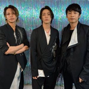 KAT-TUNの、上田竜也、中丸雄一、亀梨和也の3人が写っている画像