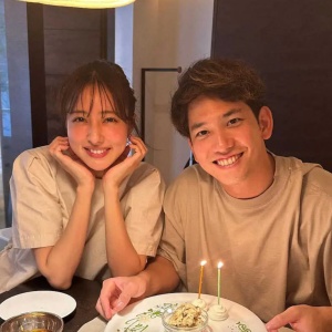 栗原陵矢と妻の愛甲千笑美が、インスタで結婚の報告に使った夫婦のツーショット画像