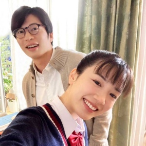 『そして、バトンは渡された』で共演していた永野芽郁と田中圭の画像