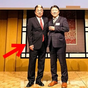 与沢翼の父親である与沢和紀の全身画像
