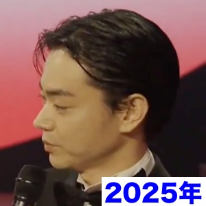 2025年、ミュージック・アワード・ジャパンで司会をしていた時の菅田将暉の顔画像1