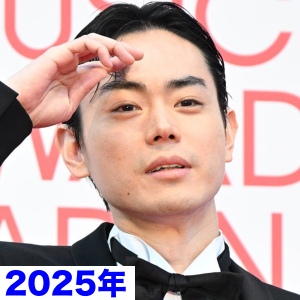 2025年、ミュージック・アワード・ジャパンで司会をしていた時の菅田将暉の顔画像4