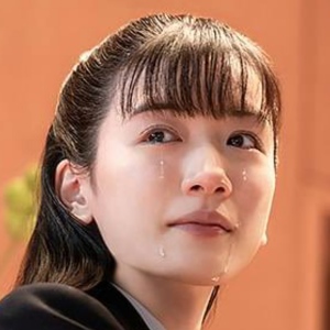 永野芽郁が泣く演技をしている画像