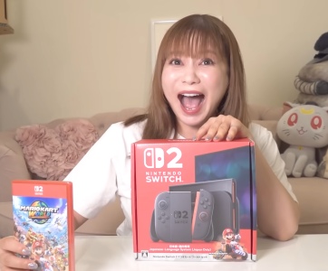 中川翔子がYouTube動画内で、Switch2の箱とマリオカートのソフトを手に持っている