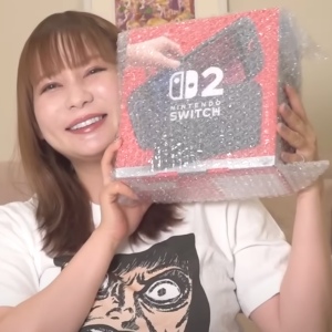 中川翔子がSwitch2の箱を手に持っている