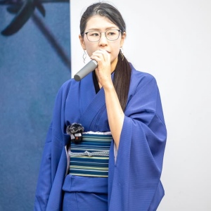 着物姿で演説している平野雨龍