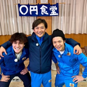 国分太一が後輩と肩を組んでいる