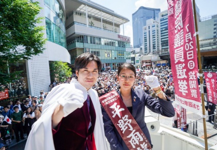 平野雨龍の応援演説に来た、河合ゆうすけ(ジョーカー)議員と平野雨龍のツーショット
