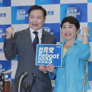 社民党の福島みずほと一緒にガッツポーズをするラサール石井