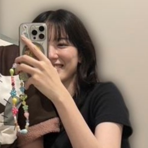 永野芽郁がスマホを持っている
