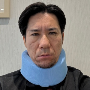 外国人にヘッドロックされ、頸椎捻挫、左上腕打撲傷という怪我をした河合ゆうすけ
