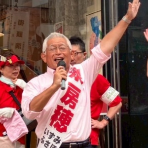 2025年参院選に向けて演説をしている泉房穂
