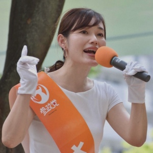 参政党のさやが選挙運動で演説している