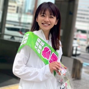 かわいい笑顔を見せる日本維新の会の佐々木りえ