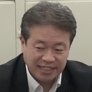 『また運のいいことに能登で地震があったでしょ。』と失言をした鶴保庸介が、謝罪会見で半笑いをしているところ