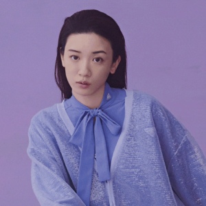 紫色の服を着た永野芽郁