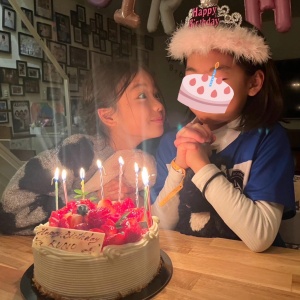 日本維新の会の佐々木りえの娘と、養子のツーショット