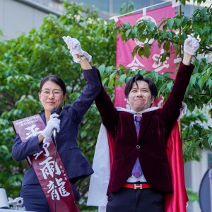 平野雨龍の応援演説に来た、河合ゆうすけ(ジョーカー)議員と平野雨龍のツーショット