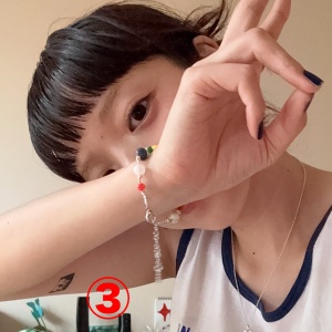 あいみょんの右腕にタトゥーが1つ入っていることが分かる画像