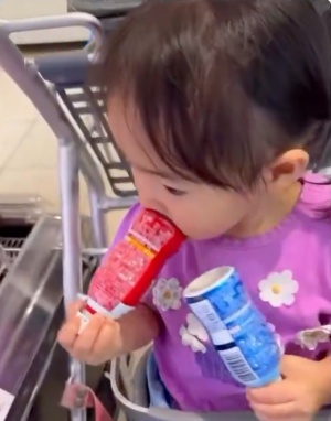 土屋太鳳の子供がヨーグルトの商品の底を舐めている画像
