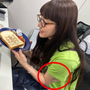 あいみょんの左腕にタトゥーが入っていることが分かる画像2