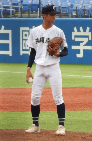 沖縄尚学の新垣有絃の全身姿