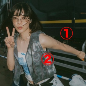 あいみょんの左腕にタトゥーが2つ入ってることが分かる画像