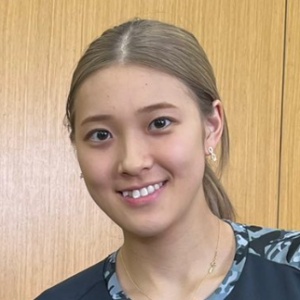 日本女子バレー選手の佐藤淑乃が髪色を金髪にしている画像