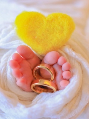 趣里と三山凌輝の結婚指輪と、誕生した第一子の足