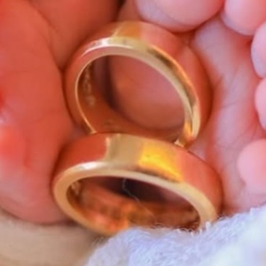 趣里と三山凌輝のゴールドの結婚指輪