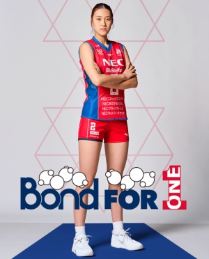 日本女子バレー選手の佐藤淑乃のスタイルが良いことが分かる全身画像