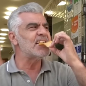 江頭2:50の豚肉入りポテチを食べるトルコ人3