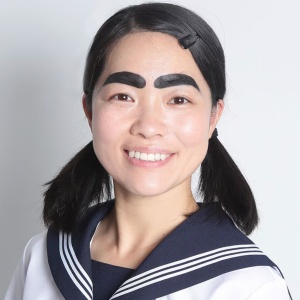 眉毛が特徴的なイモトアヤコの顔画像
