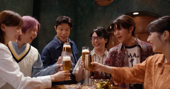 ミセスグリーンアップルの新曲『GOODDAY』 のMVでキリンビールを飲むシーン