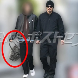 水上恒司と彼女が手を繋いでいる熱愛画像