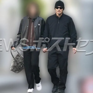 水上恒司と彼女が手を繋いでいる熱愛画像