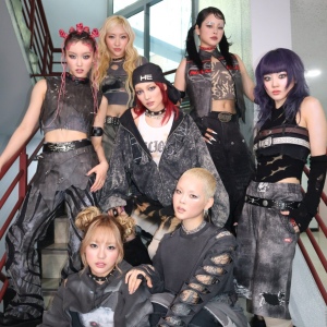 XGのメンバー7人の集合写真