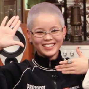 XGのメンバーで、坊主頭のCOCONA(ココナ)の顔画像