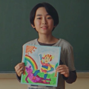 ドラマ「良いこと悪いこと」のキングが将来の夢を描いた絵を持っている