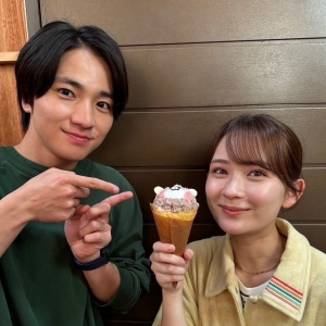 木戸大聖と畑芽育のツーショット画像